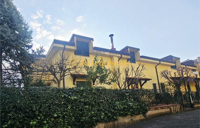 CAPEZZANO CENTRO - VILLA IN PARCO